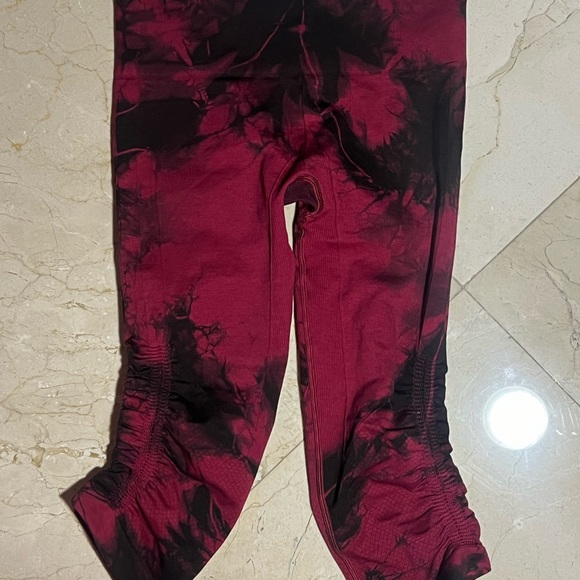 Lululemon flow and go crop, size 4, wine berry red black tie dye - Picture 5 of 6